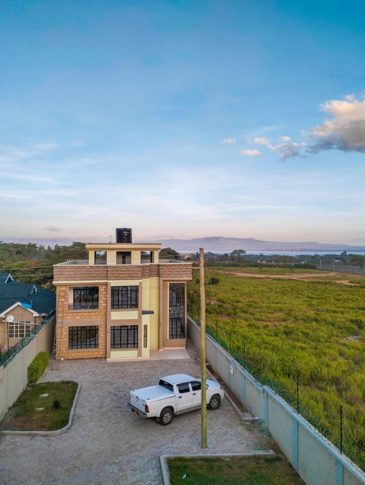 Lake Breeze Apartments 나이바샤 외부 사진